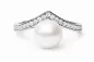 Preview: Eleganter Ring mit weißer Perle 7.5-8 mm in V-förmiger Zirkonia-Einfassung, 925er Silber, Gaura Pearls, Estland Preview: Eleganter Ring mit weißer Perle 7.5-8 mm in V-förmiger Zirkonia-Einfassung, 925er Silber, Gaura Pearls, Estland